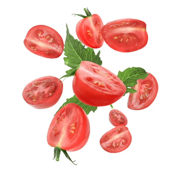 배경에 떨어지는 신선한 성숙한 토마토 — 스톡 사진