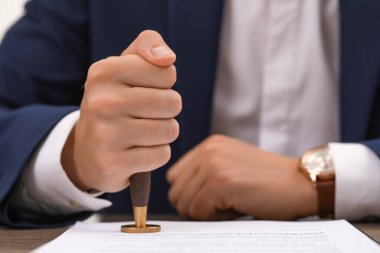 Masada belge damgalayan adam, yakın plan görünümü