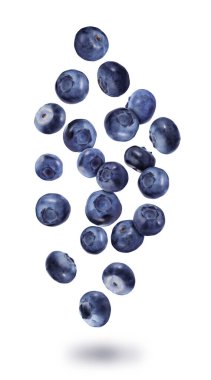 Birçok olgun yaban mersini beyaz arka plana düşüyor