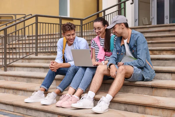 Ευτυχισμένοι Νεαροί Μαθητές Που Σπουδάζουν Μαζί Laptop — Φωτογραφία Αρχείου