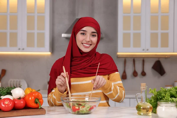 Mulher Muçulmana Fazendo Deliciosa Salada Com Legumes Mesa Branca Cozinha — Fotografia de Stock