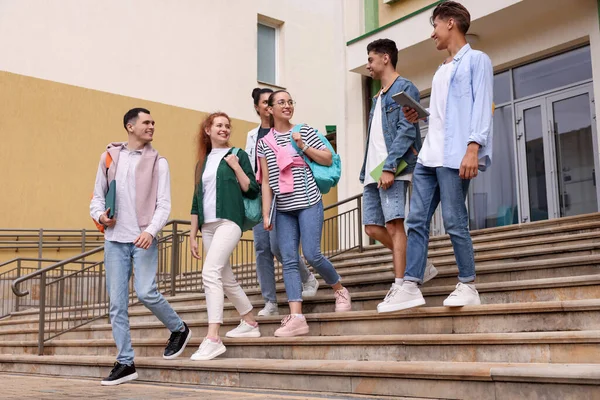 Ομάδα Χαρούμενων Νεαρών Μαθητών Που Κατεβαίνουν Τις Σκάλες Στην Ύπαιθρο — Φωτογραφία Αρχείου