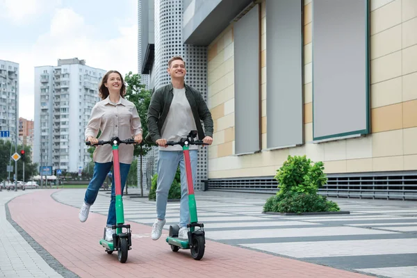 Gelukkig Paar Rijden Moderne Elektrische Kick Scooters Straat Ruimte Voor — Stockfoto