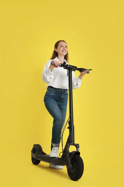 Glückliche Frau Mit Modernem Elektro Tretroller Auf Gelbem Hintergrund — Stockfoto