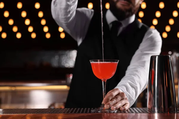 Barman Připravuje Čerstvý Martini Koktejl Skle Baru Detailní Záběr — Stock fotografie