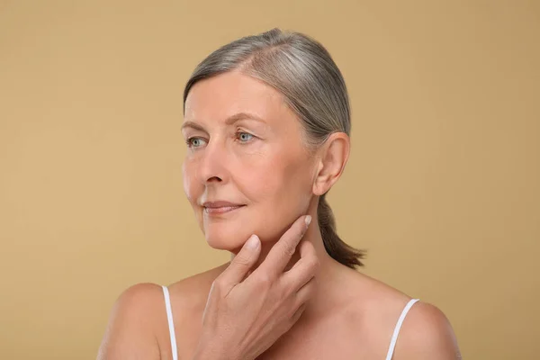 Portrait Senior Woman Aging Skin Beige Background Perawatan Peremajaan — Stok Foto