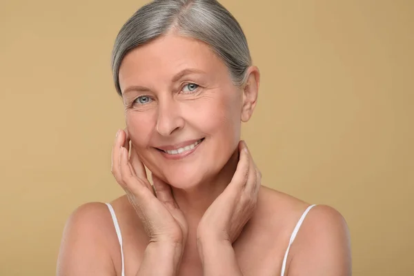 Portrait Senior Woman Aging Skin Beige Background Perawatan Peremajaan — Stok Foto