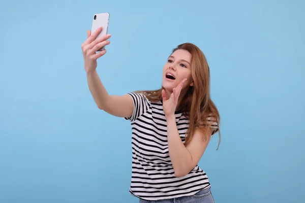 Όμορφη Γυναίκα Που Παίρνει Selfie Γαλάζιο Φόντο — Φωτογραφία Αρχείου