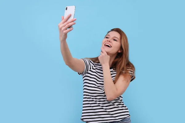 Όμορφη Γυναίκα Που Παίρνει Selfie Γαλάζιο Φόντο — Φωτογραφία Αρχείου