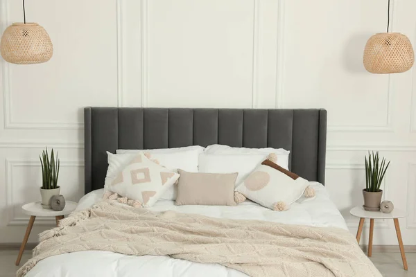 风格别致的卧室内部 有舒适的大床和枕头 — 图库照片
