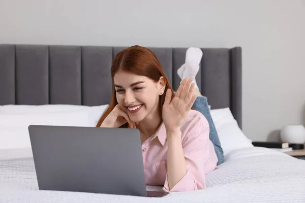 Mulher Feliz Ter Vídeo Chat Laptop Cama Quarto — Fotografia de Stock