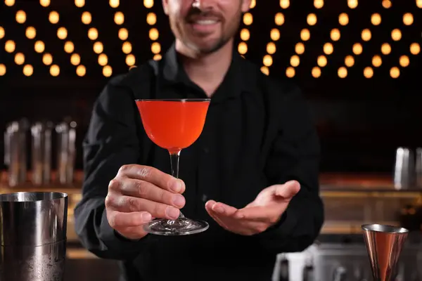 Barda Taze Alkol Kokteyli Olan Barmen Yakın Plan — Stok fotoğraf