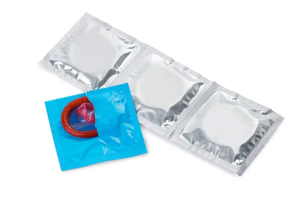 白色背景的包装避孕套 安全性行为 — 图库照片