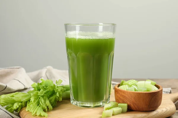 Glas Selleri Juice Och Färska Grönsaker Bordet — Stockfoto