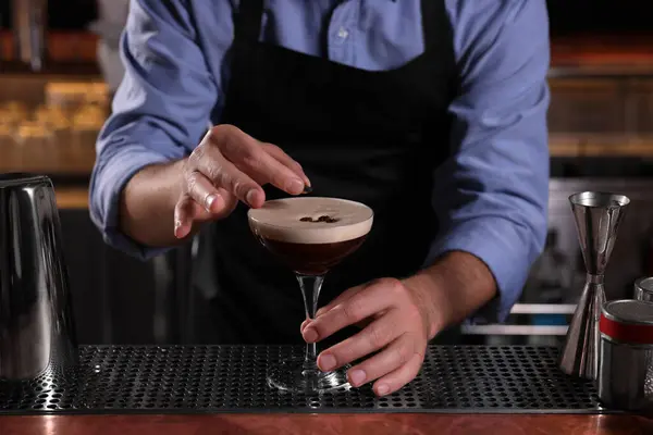 Barmen Barda Espresso Martini Hazırlıyor Yakın Plan Alkol Kokteyli — Stok fotoğraf