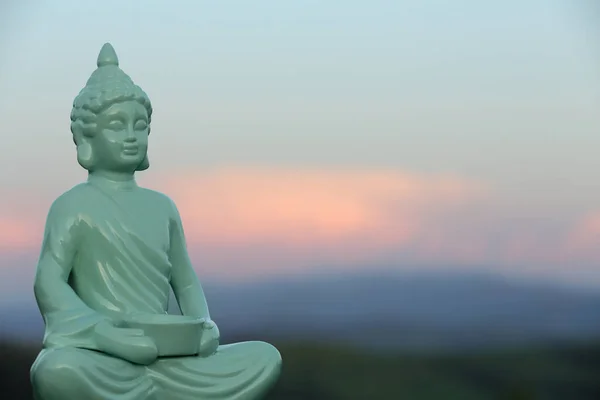 Estátua Buda Decorativa Montanhas Espaço Para Texto — Fotografia de Stock