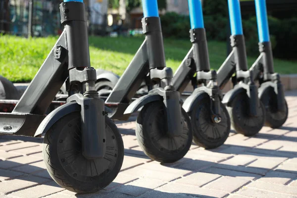 Many Modern Electric Scooters Parked City Street Closeup Rental Service — Stock Photo, Image