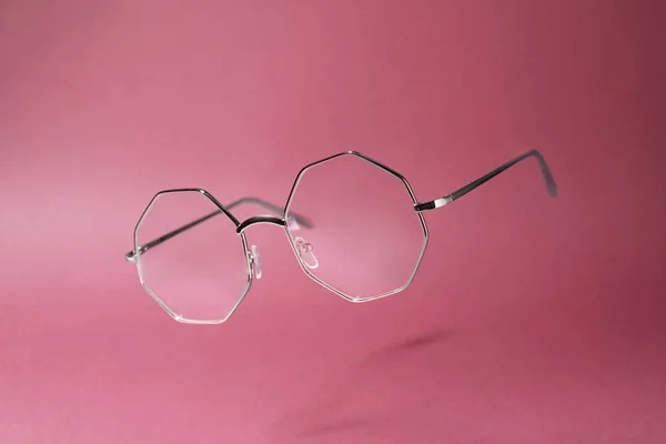 Snygga Par Glasögon Med Metallram Rosa Bakgrund — Stockfoto