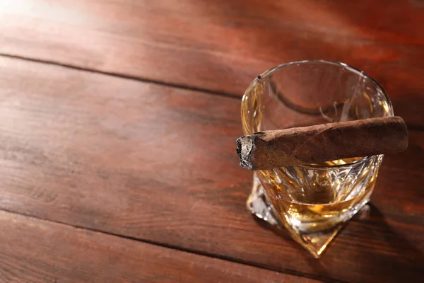 Szklanka Whisky Palone Cygaro Drewnianym Stole Widok Powyżej Miejsce Tekst — Zdjęcie stockowe