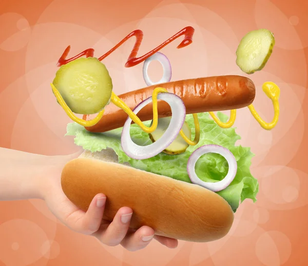 Žena Dělá Hot Dog Oranžovém Pozadí Detailní Záběr Ingredience Levitující — Stock fotografie