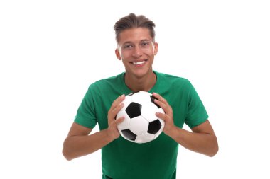 Beyaz arka planda futbol topu olan mutlu bir taraftar.