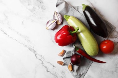 Ratouille için taze sebzeler beyaz mermer masada, düz yerde. Metin için boşluk