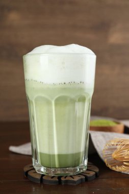 Tahta masada bir bardak nefis matcha latte.