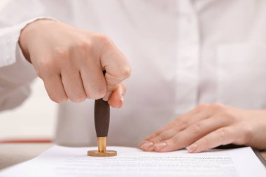 Masada belgeyi damgalayan kadın, yakın plan görünümü