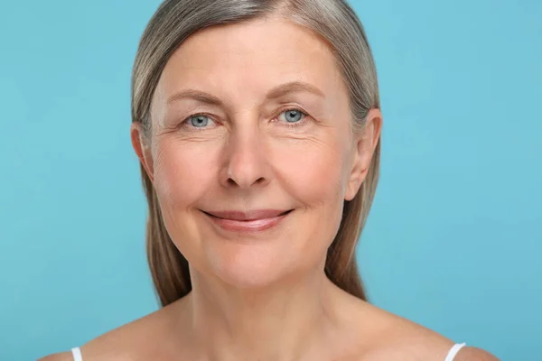 Retrato Mujer Mayor Con Piel Envejecida Sobre Fondo Azul Claro —  Fotos de Stock