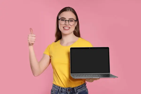 Ευτυχισμένη Γυναίκα Φορητό Υπολογιστή Που Δείχνει Τον Αντίχειρα Επάνω Ροζ — Φωτογραφία Αρχείου