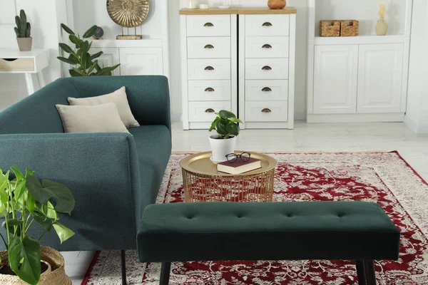 Elegante Salón Con Hermosa Alfombra Muebles Diseño Interiores — Foto de Stock