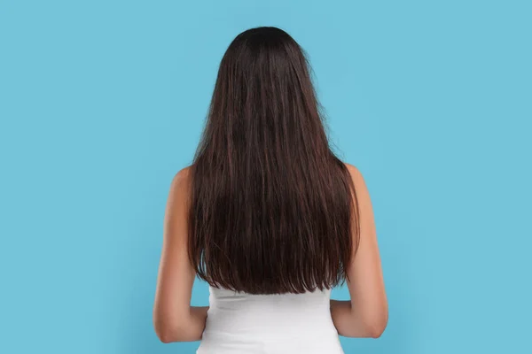 Žena Poškozenými Chaotické Vlasy Světle Modrém Pozadí Pohled Zezadu — Stock fotografie