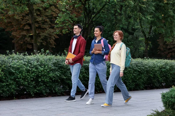 Ευτυχισμένοι Νεαροί Μαθητές Που Περπατούν Μαζί Στο Πάρκο — Φωτογραφία Αρχείου