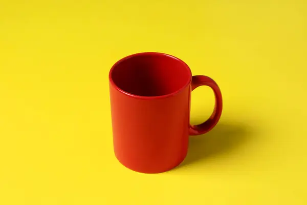 Uma Caneca Cerâmica Vermelha Fundo Amarelo — Fotografia de Stock