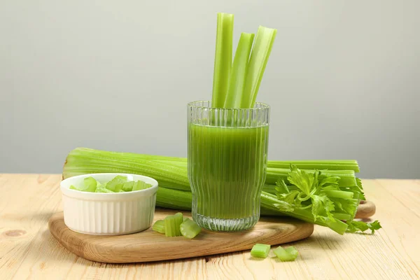 木桌上的芹菜汁和新鲜蔬菜 — 图库照片