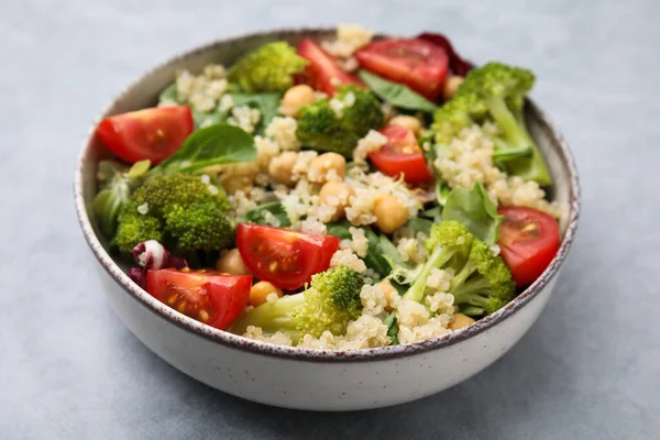 Repas Sain Salade Savoureuse Quinoa Pois Chiches Légumes Sur Table — Photo