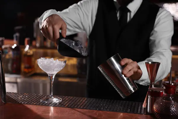Barman Przygotowujący Świeży Koktajl Alkoholowy Szklance Martini Przy Barze Zbliżenie — Zdjęcie stockowe