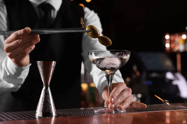 Camarero Preparando Cóctel Martini Fresco Mostrador Del Bar Primer Plano — Foto de Stock