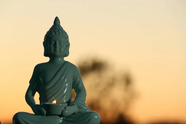 Dekoracyjny Posąg Buddy Płonącą Świecą Zewnątrz Zachodzie Słońca Miejsce Tekst — Zdjęcie stockowe