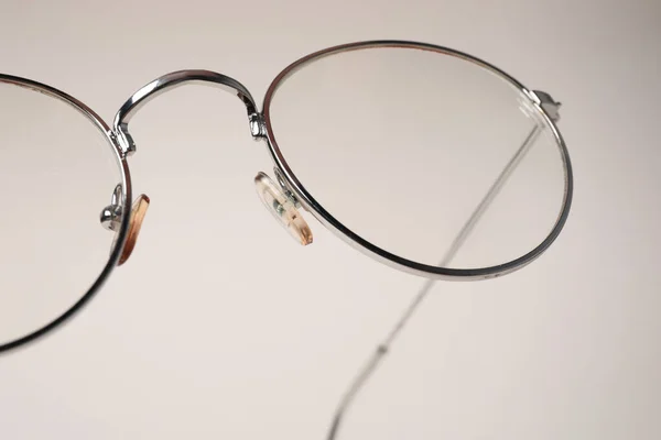 Stilvolle Brille Mit Metallrahmen Auf Beigem Hintergrund Nahaufnahme — Stockfoto