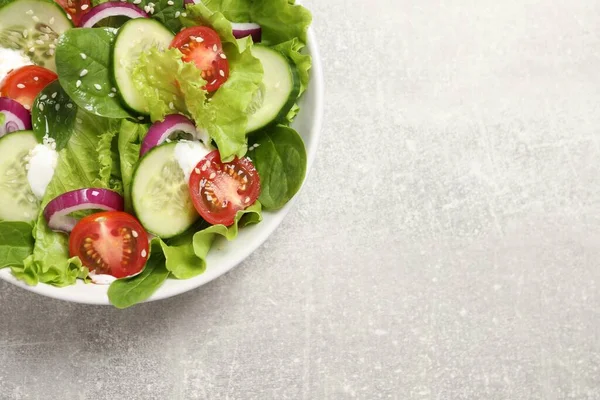 Heerlijke Salade Kom Lichtgrijze Tafel Bovenaanzicht Ruimte Voor Tekst — Stockfoto