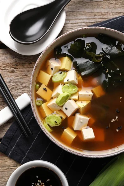 Miska Pysznej Zupy Miso Tofu Serwowane Drewnianym Stole Płaski Leżak — Zdjęcie stockowe