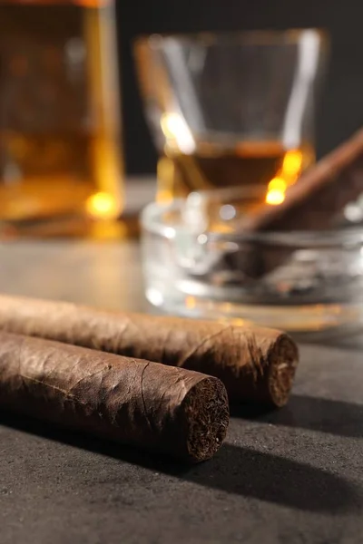 Zigarren Aschenbecher Und Whiskey Auf Grauem Tisch Nahaufnahme — Stockfoto