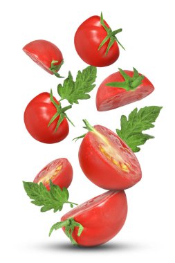 Beyaz arka plana düşen taze domates ve yeşil yapraklar.