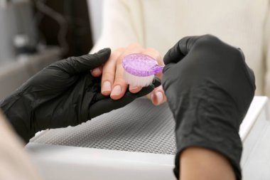 Müşteri ile çalışan profesyonel manikürcü, yakın çekim görünümü