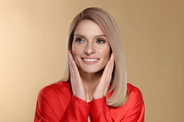 Portret Stylowej Atrakcyjnej Kobiety Blond Włosami Uśmiechniętymi Ciemnym Beżowym Tle — Zdjęcie stockowe