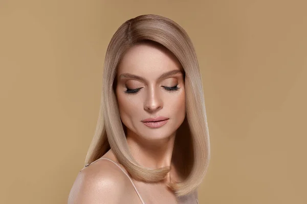 Portret Atrakcyjnej Kobiety Blond Włosami Ciemnym Beżowym Tle — Zdjęcie stockowe