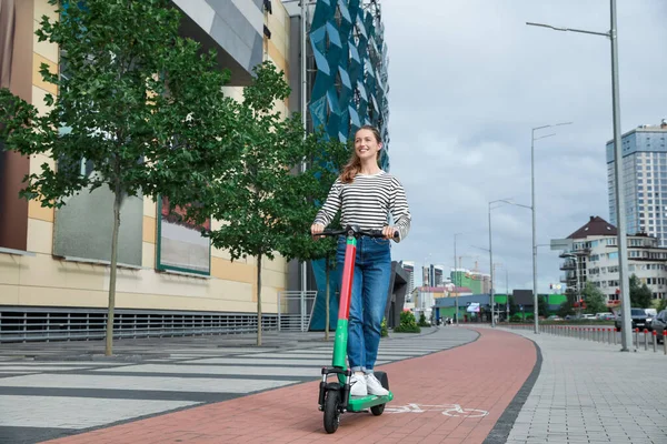 Gelukkig Vrouw Paardrijden Moderne Elektrische Kick Scooter Straat Ruimte Voor — Stockfoto
