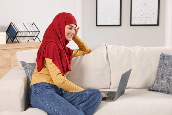 Muslimská Žena Pomocí Notebooku Gauči Pokoji — Stock fotografie