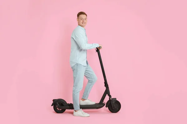 Homem Feliz Com Moderno Scooter Elétrico Pontapé Fundo Rosa — Fotografia de Stock